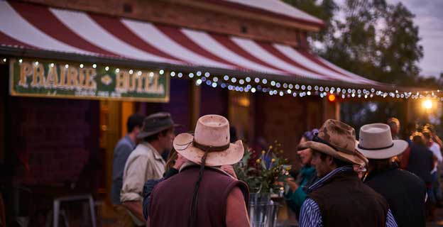 prairie-hotel-south-australia-flinders-rangers-outback-exterior-in-evening-people