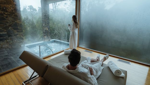 cradle-moutain-lodge-tasmania-australia-waldheim-spa-couple