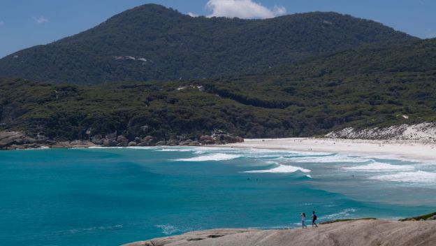 squeaky-beach-wilsons-promontory-victoria-australia-couple-on-cliffs-beach-view