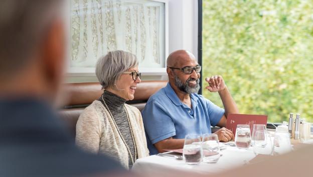 rocky-mountaineer-rail-canadian-rockies-dining-room-lunch-service