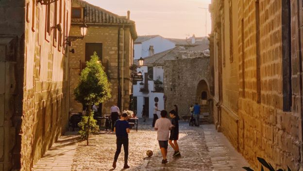 baeza-kids-playing-cobble-stone-strees-spain