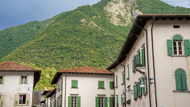 historic-buildings-in-venzone-udine-friuli-venezia-giulia-italy-shutterstock2227093393