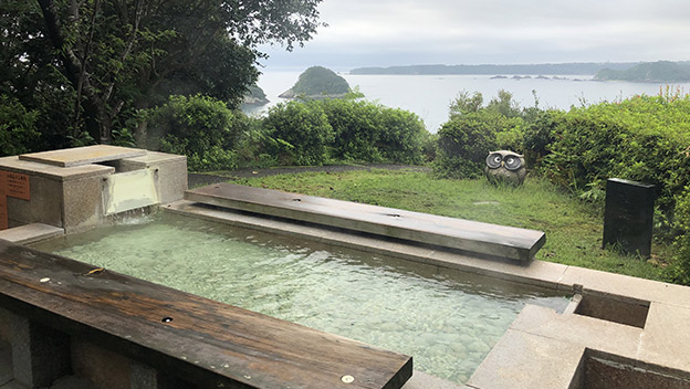 foot-onsen-spa-kumano-bettei-nakanoshima-wakayama-japan