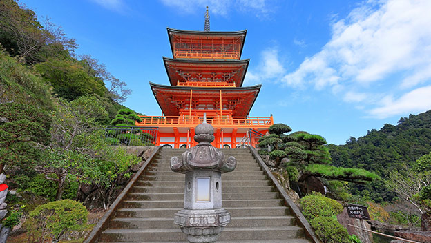 seiganto-ji-temple-pagoda-nachisa-wakayama-japan-shutterstock2390382721