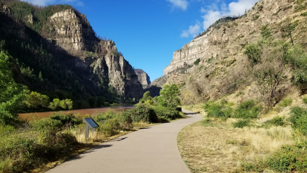 glenwood-springs-colorado-snowy-mountains