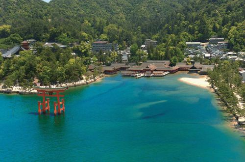 japan-travel-Hiroshima-Miyajima-Island-torii-gate