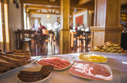 hosteria-senderos-breakfast-table