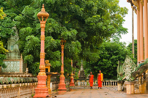 aqua-mekong-expedition-cruise-monastry-cambodia