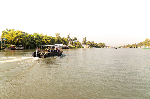 aqua-mekong-skiff-to-excursion-day