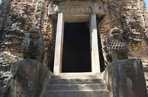 lion-statue-prasat-tao-sambor-prei-kuk-kampong-thom-cambodia-shutterstock1284447478 