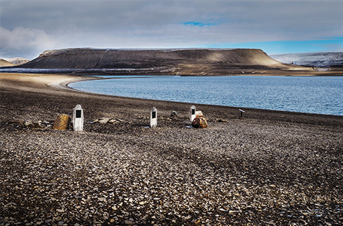 beechey-island-nunavut-canada-blacksand-beach.JPG