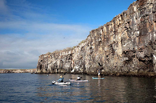 galapagos-ecuador-tourists-paddling