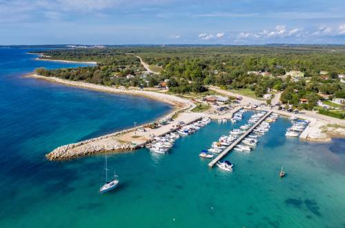 peroj-fishing-village-harbour-croatia