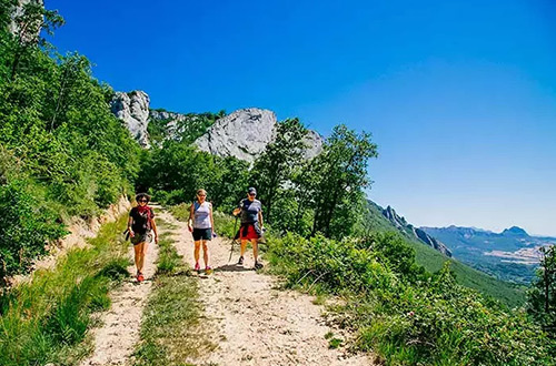 hikers-on-the-road