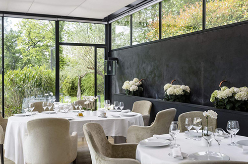 les-lodges-sainte-victoire-france-dining-area