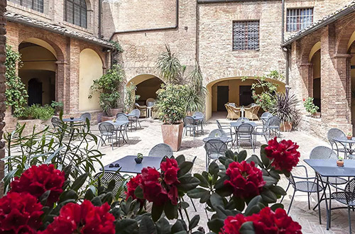 chiostro-del-carmine-siena-tuscany-italy-garden