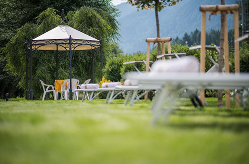 park-hotel-bellevue-dobbiaco-italy-garden-lounge