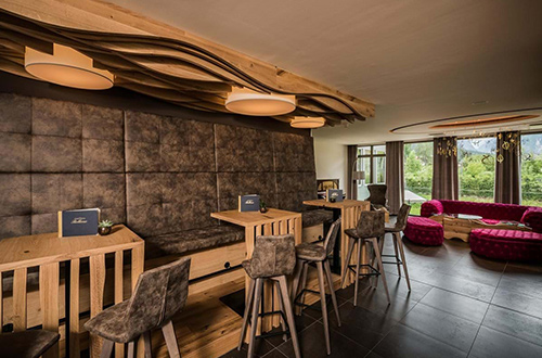 park-hotel-bellevue-dobbiaco-italy-lounge-and-dining-area