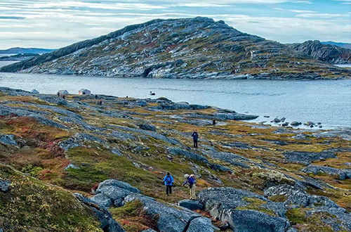 tundra-labrador-coast-hikers