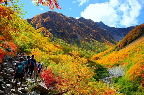 alps-japan-mountain-hikers