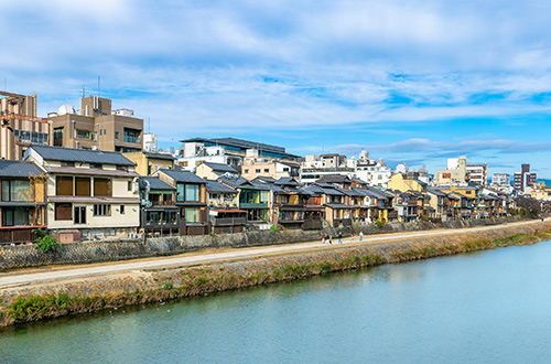 kamo-river-kyoto-japan-traditional-japanese-houses-shutterstock_2566891273
