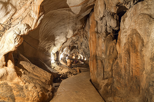 tham-chang-cave-vang-vieng-laos-shutterstock415699519