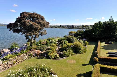 black-swan-garden-and-lake-views