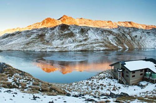 lake-angelus-south-island-new-zealand-mountain-hut-nelsons-national-park