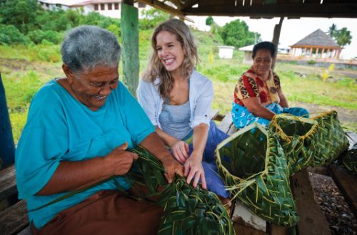 faa-samoa-old-village-weaving-lessons-with-locals