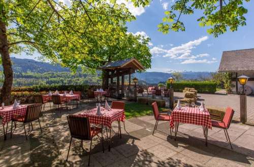 pension-kunstelj-outdoor-dining