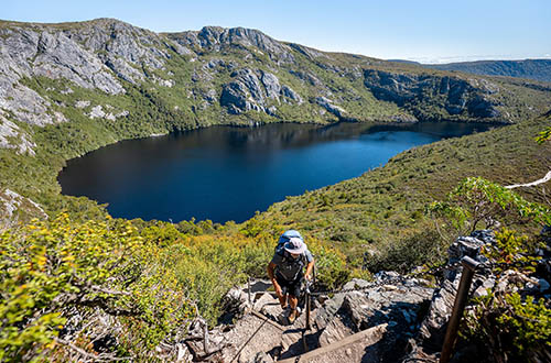 cradle-mountain-huts-overland-track-lake