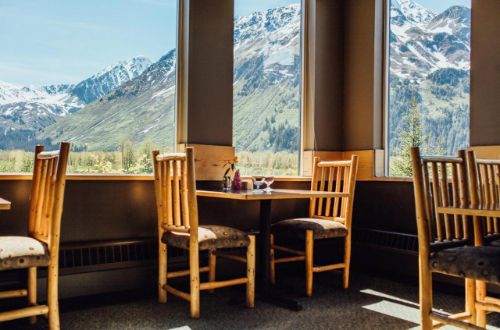 eward-windsong-lodge-dining-area-alaska-kenai-usa