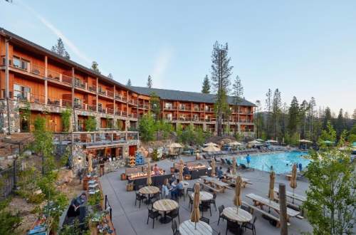 ahwahnee-lodge-yosmite-national-park-california-usa-pool-exterior