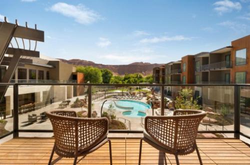 hoodoo-moab-balcony-pool-utah-usa