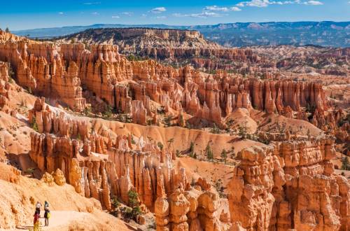 hoodoos-bryce-canyon-national-park-usa-hikers