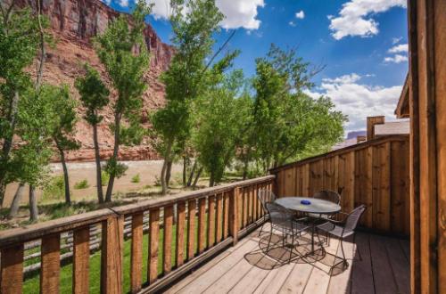 red-cliffs-lodge-patio-utah-usa