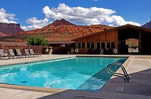 red-cliffs-lodge-pool-utah-canyonlands-national-park-usa