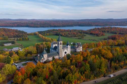 lac-magog-quebec-canada