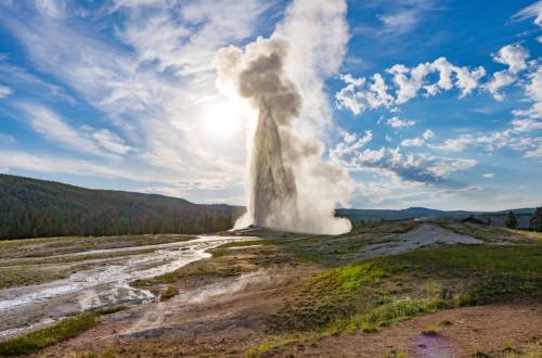 wyoming-yellowstone-grand-tetons-old-faithful-geyser.jpg