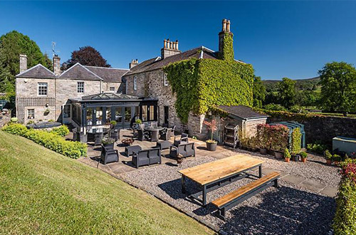 the-old-manse-of-blair-scotland-courtyard