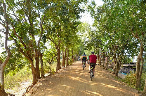 bikers-tan-chau-vietnam