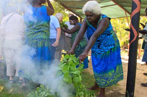 australia-cruise-tiwi-islands-traditonal-ceremony-cooking