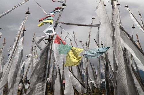 bhutan-luxury-trekking-como-uma-flags