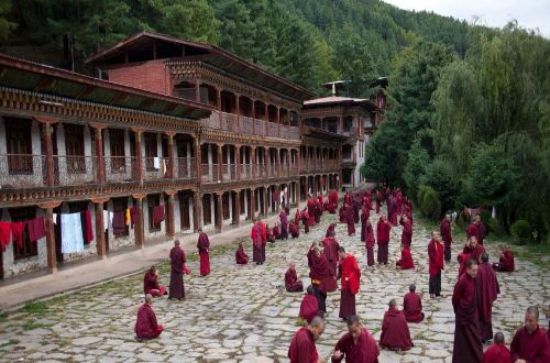 bhutan-hiking-bhutan-luxury-holiday-amankora-prayer-flag