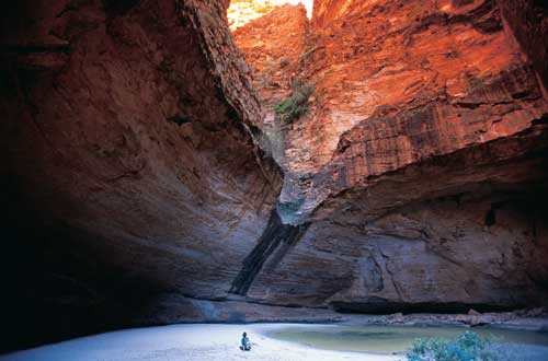 western-australia-cathedral-gorge-admiring