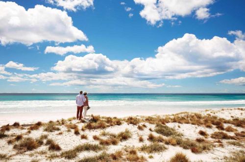 freycinet-walks-wineglass-bay-walk-beach-couple