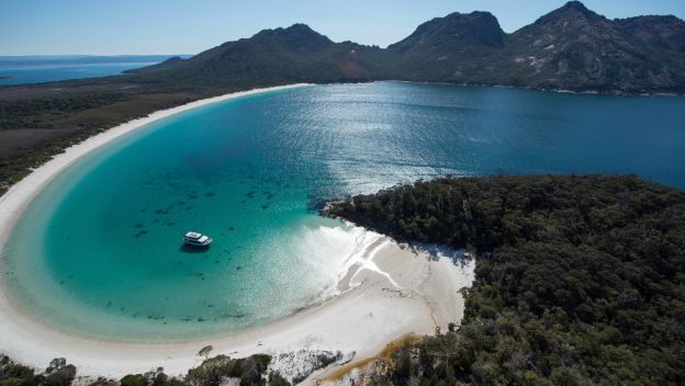 wineglass-bay-beach-freycinet-national-park-east-coast-tasmania-australia-cruise