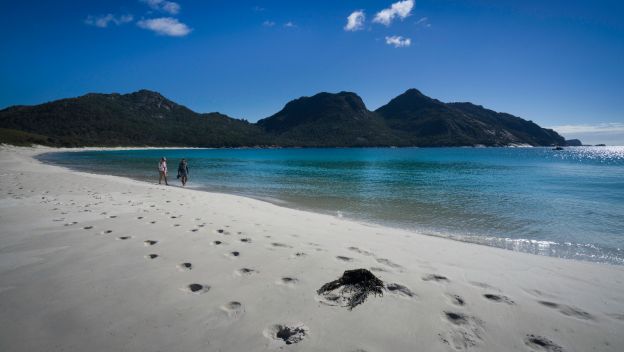 wineglass-bay-beach-freycinet-national-park-east-coast-tasmania-australia-hikers-walking