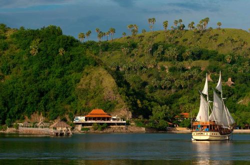 indonesia-tour-komodo-cruise-beach-jetty