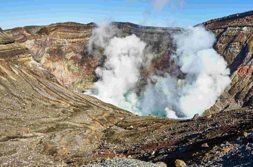 japan-luxury-walk-mt-aso-volcano-chasm